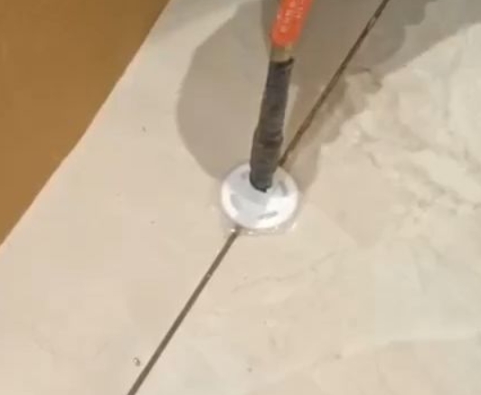 大田瓷砖空鼓维修公司专业解答瓷砖在铺贴过程中，如果没有涂抹均匀到位的粘结材料（如水泥砂浆或瓷砖胶），可能会导致以下问题